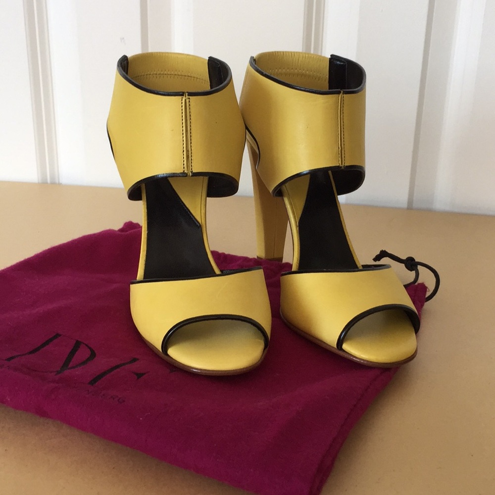 ❌SOLD❌  mNIB Yellow DVF Artemis Heels. Size 6.5 US